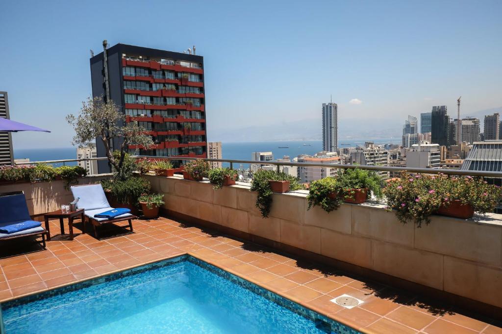 Bazén v ubytování Sky Suites nebo v jeho okolí
