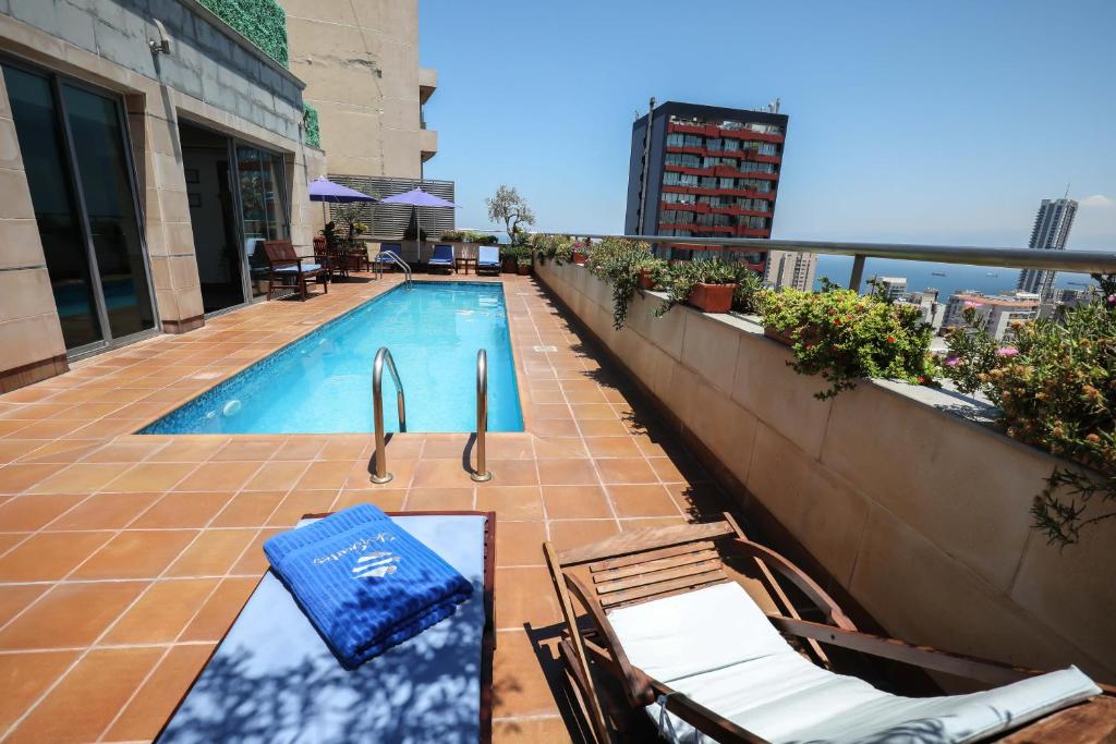 Bazén v ubytování Sky Suites nebo v jeho okolí