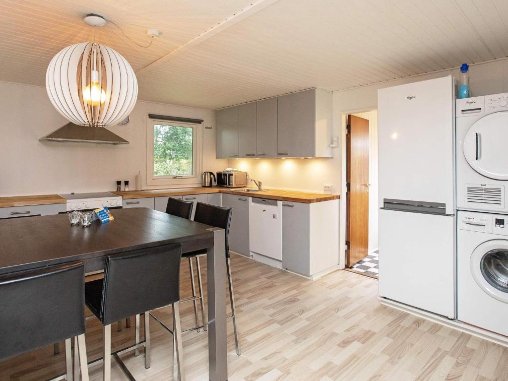Kuchyň nebo kuchyňský kout v ubytování Holiday home Dannemare XII
