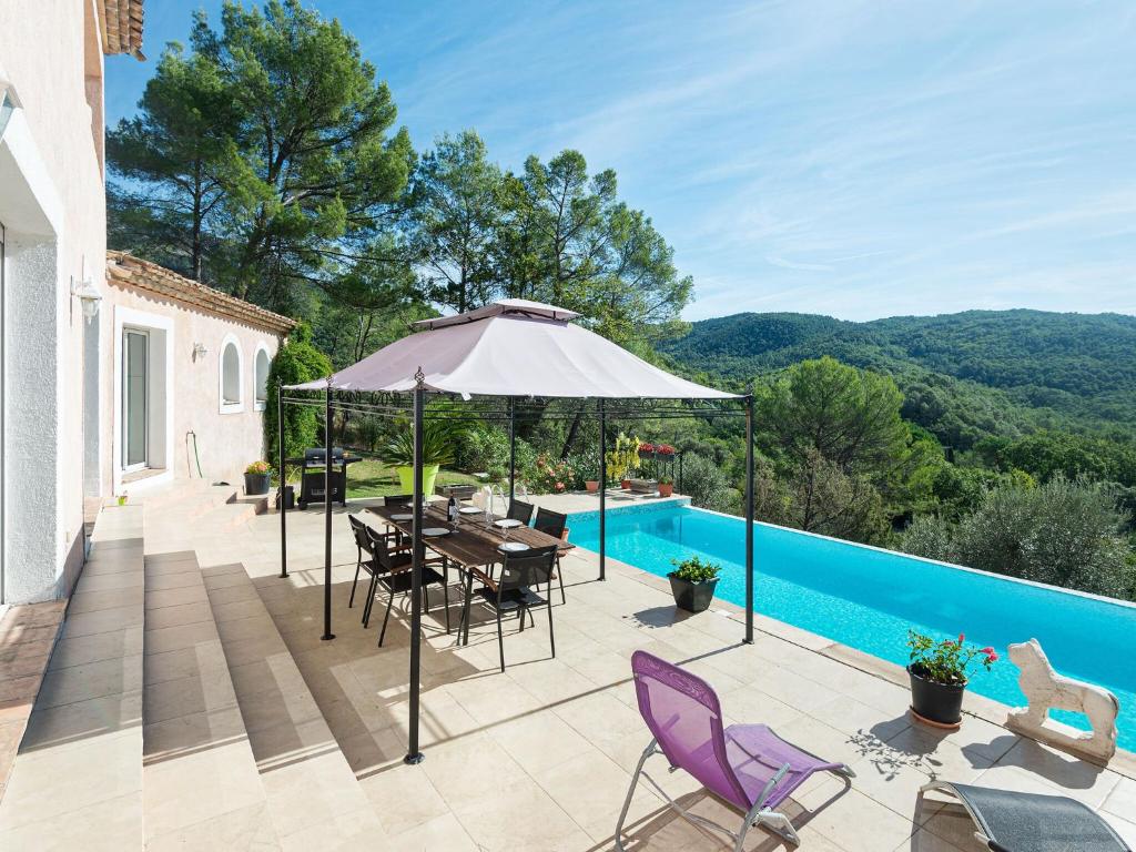 Gallery image of Spacious villa with private pool in Claviers