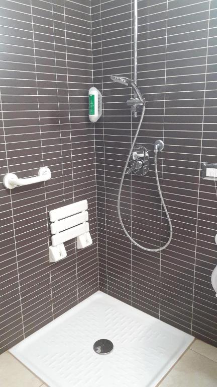 Koupelna v ubytování Melqart Hotel