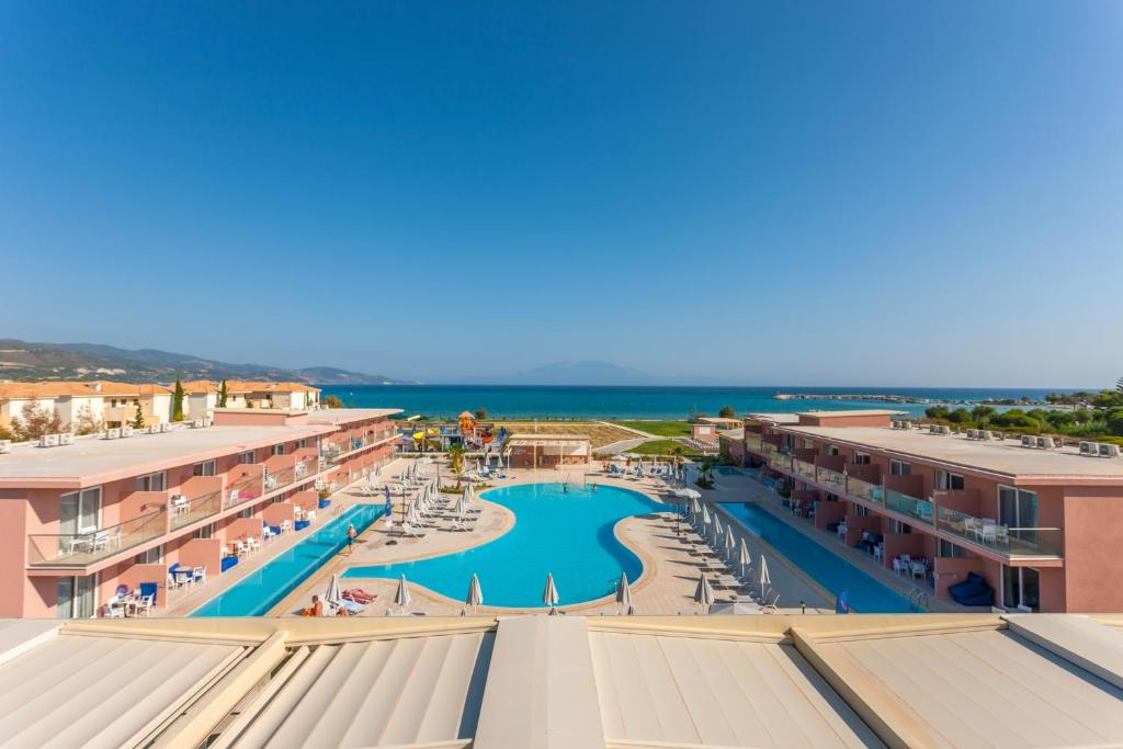 eine Luftansicht auf den Pool im Resort in der Unterkunft Alykanas Village Resort in Alikanas