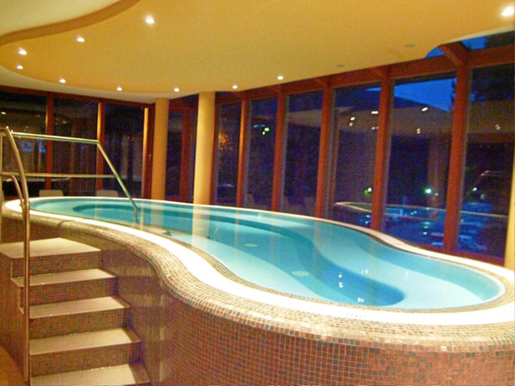 Bazén v ubytování Familienhotel Hinteregger nebo v jeho okolí