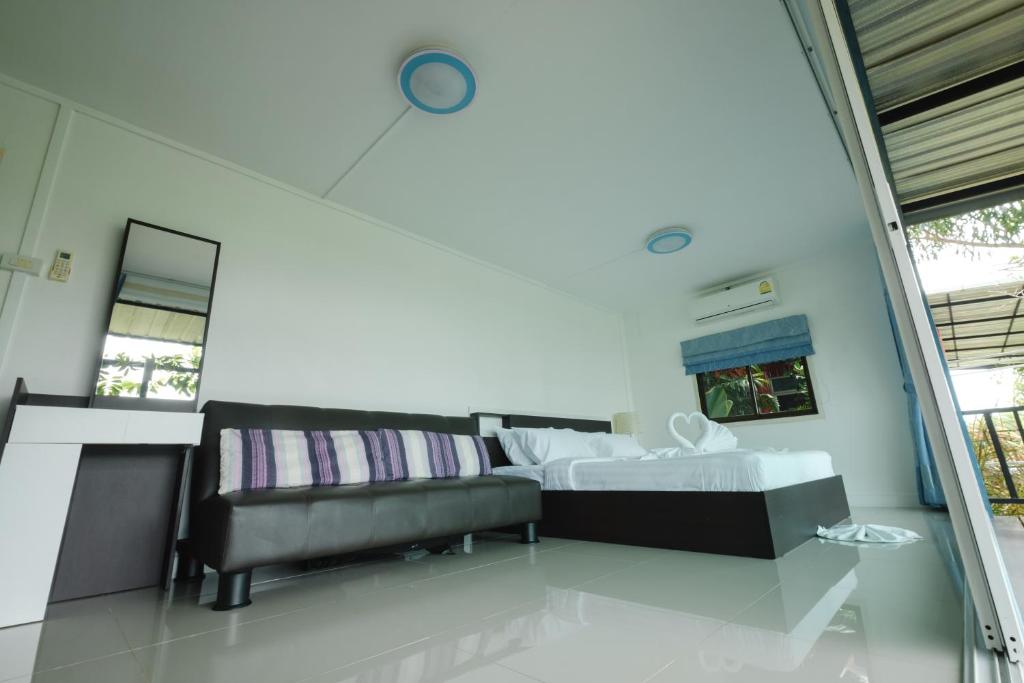 Postel nebo postele na pokoji v ubytování Saree Lagoon Villa Koh Samui