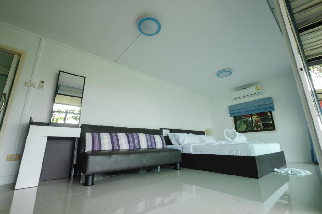 Postel nebo postele na pokoji v ubytování Saree Lagoon Villa Koh Samui