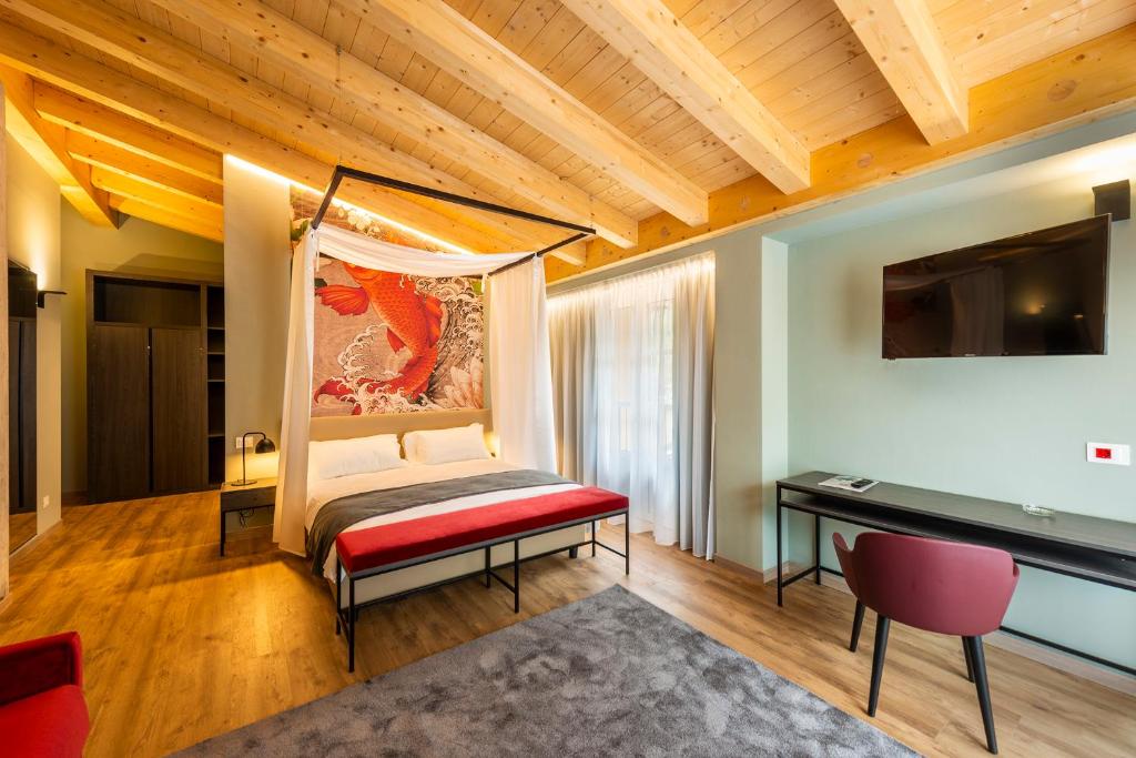 a bedroom with a bed and a desk in a room at Regina del Garda Suite in Toscolano Maderno