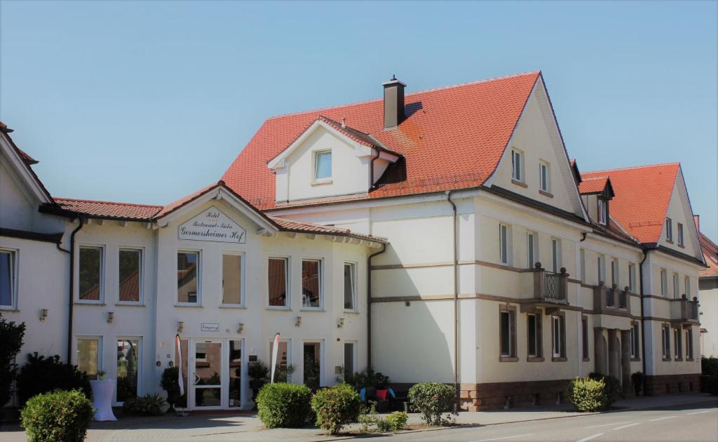 ein großes weißes Gebäude mit orangefarbenem Dach in der Unterkunft Hotel Germersheimer Hof in Germersheim