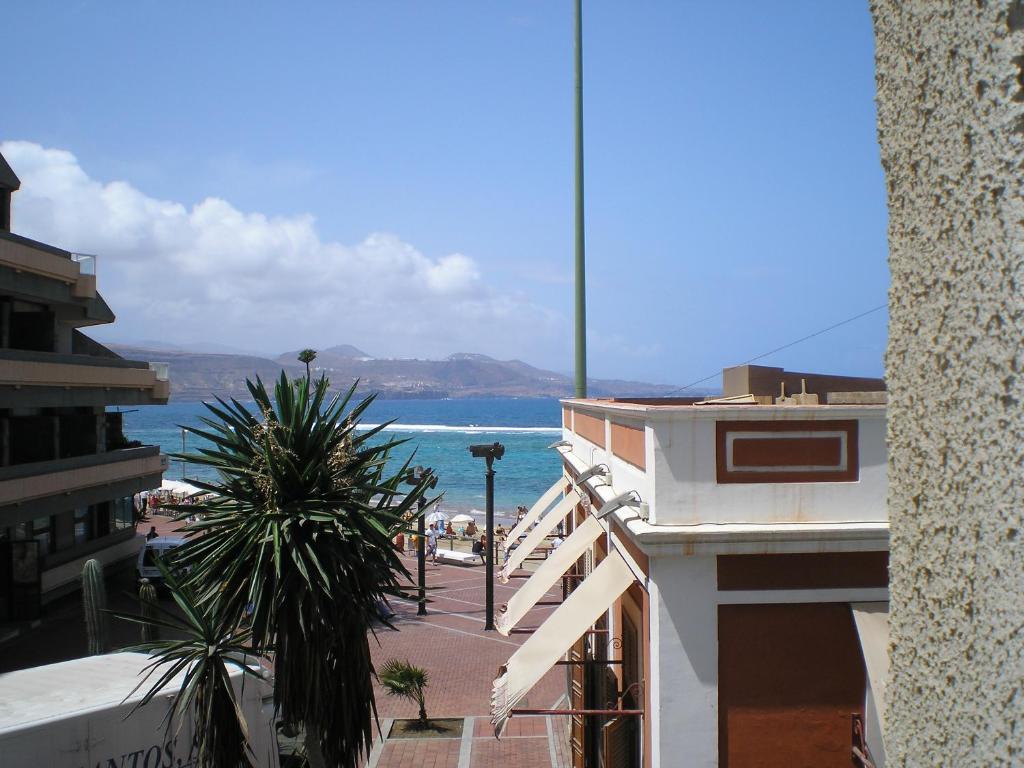 d'un balcon offrant une vue sur l'océan. dans l'établissement Marsin Playa 210 Vivienda Vacacional, à Las Palmas de Gran Canaria