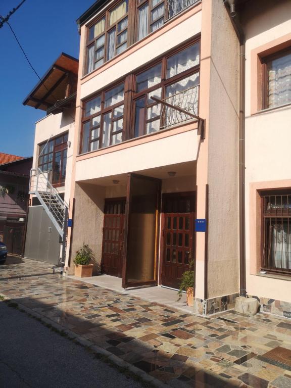 Budova, v ktorej sa apartmán nachádza