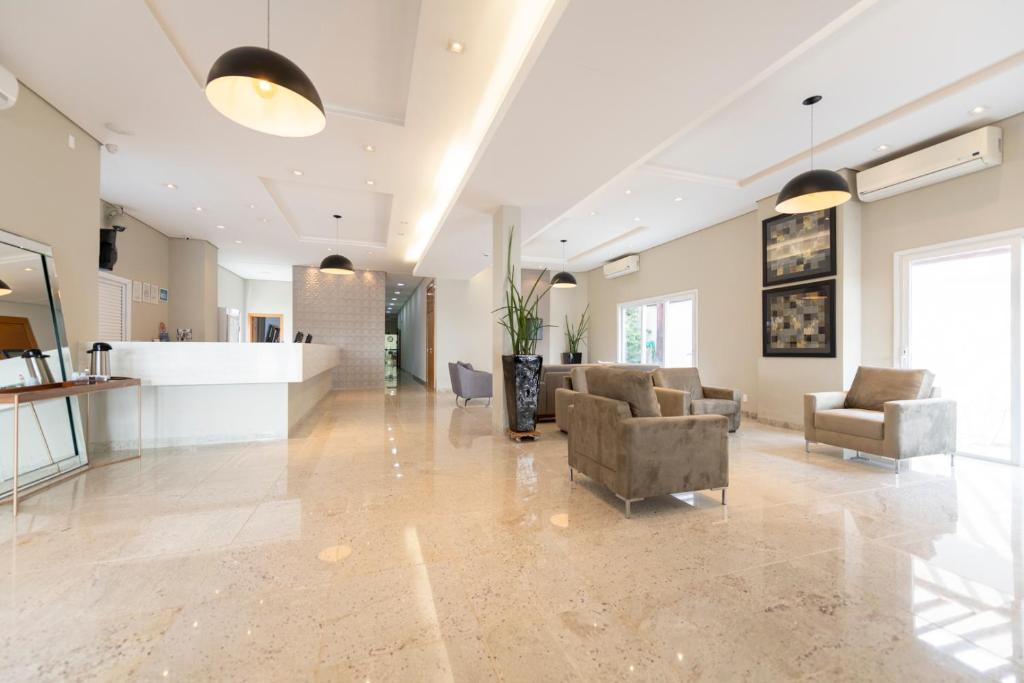 a large living room with couches and a lobby at Hotel Tainá - Aeroporto Cuiabá in Várzea Grande