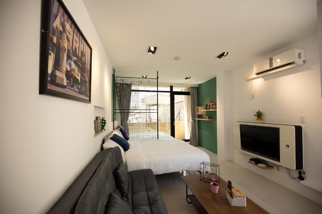 TV a/nebo společenská místnost v ubytování YouI98 Guesthouse一層一戶大坪數套房#本國旅客須先匯款