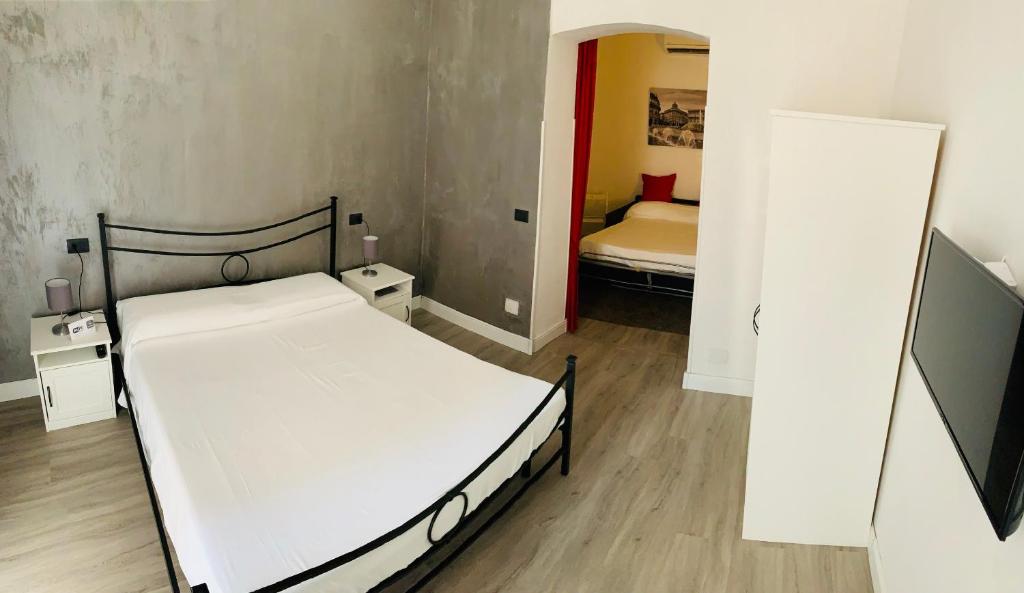 Postel nebo postele na pokoji v ubytování Guest House Virginia's Rooms-Private free Parking and Top Carignano District
