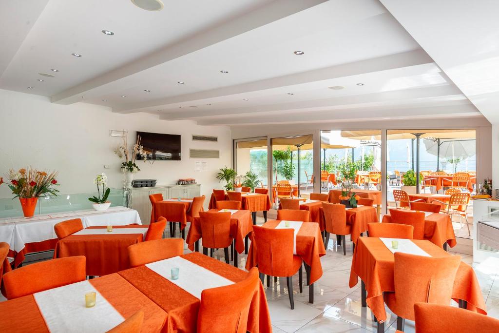 TV a/nebo společenská místnost v ubytování Garda Suite Hotel