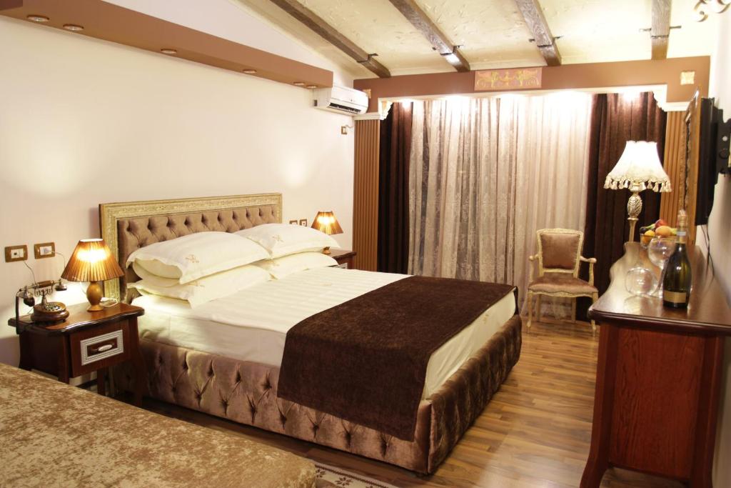Hotel Boutique Vila Fernando Tirana - Habitación Doble Con Balcón