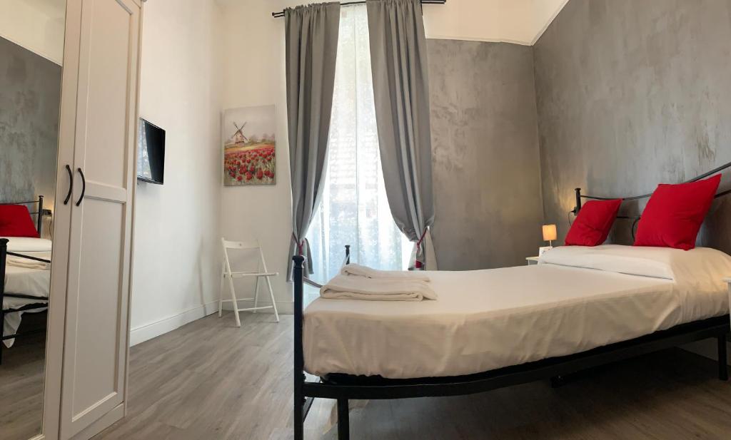 Postel nebo postele na pokoji v ubytování Guest House Virginia's Rooms-Private free Parking and Top Carignano District