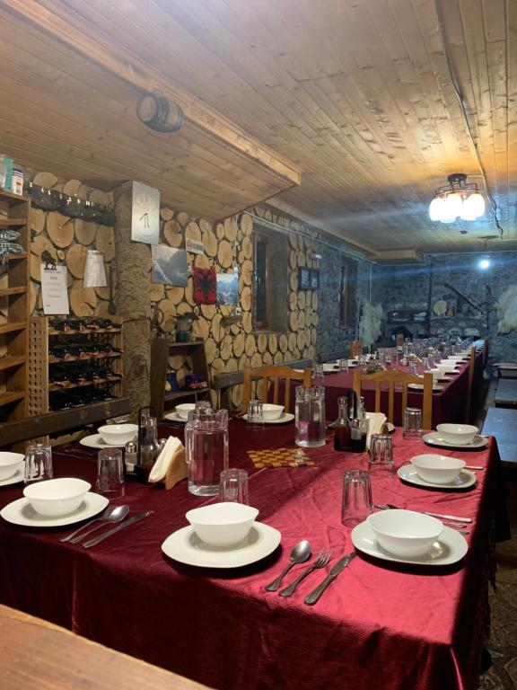 Restaurace v ubytování Shpella Guesthouse Theth