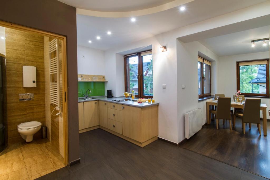 Kuchyňa alebo kuchynka v ubytovaní udanypobyt Apartamenty Przy Dolinach A i B