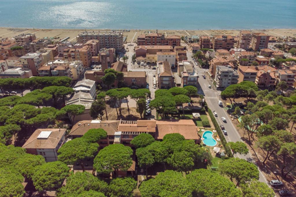 una vista aerea di una città con spiaggia di Ricci Hotel a Marina di Grosseto