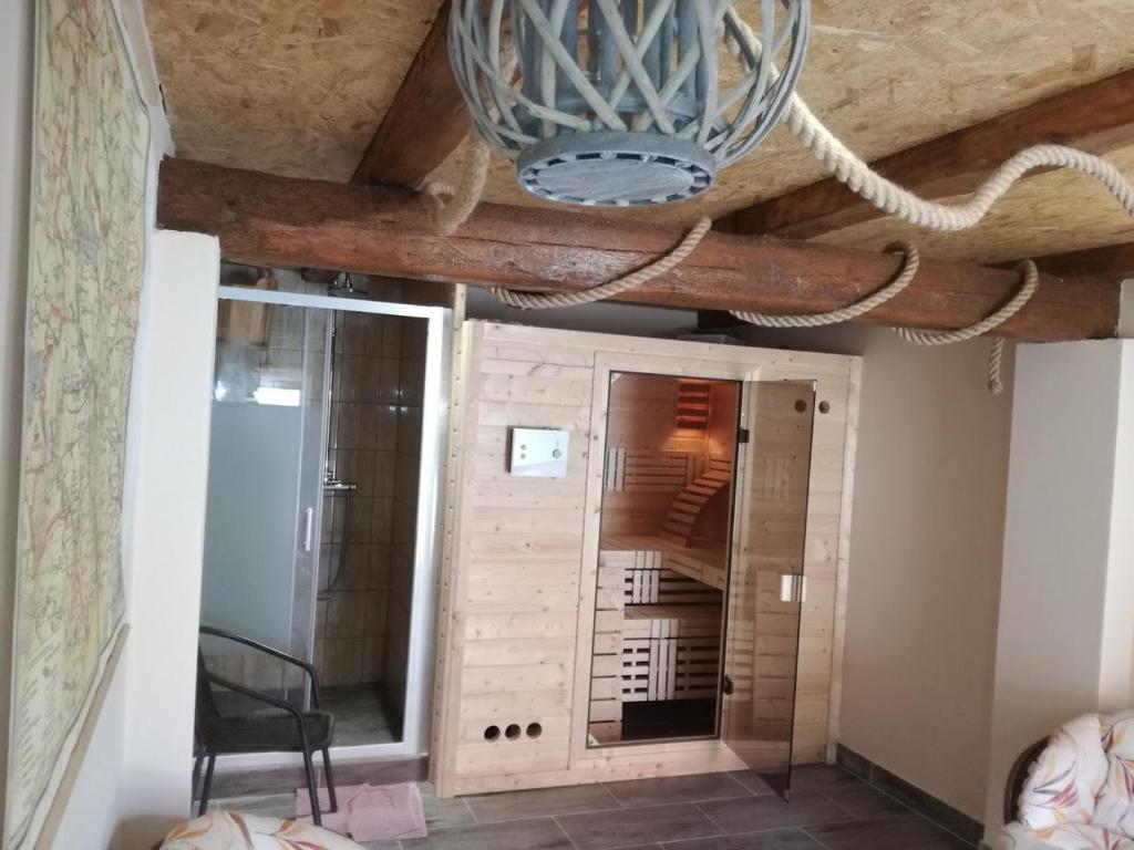 lampadario pendente appeso a un soffitto in una stanza di Gospodarstwo Agroturystyczne & SPA z Alpakami a Ełk