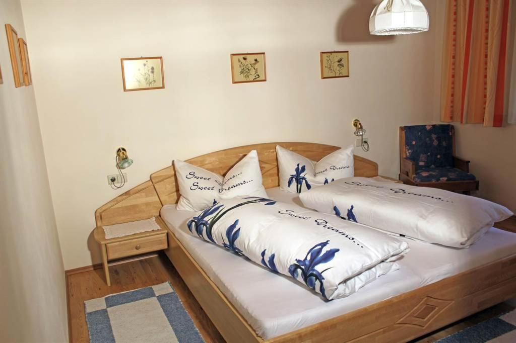 - une chambre avec 2 lits dotés d'oreillers bleus et blancs dans l'établissement Haus Wittwer, à Gaschurn