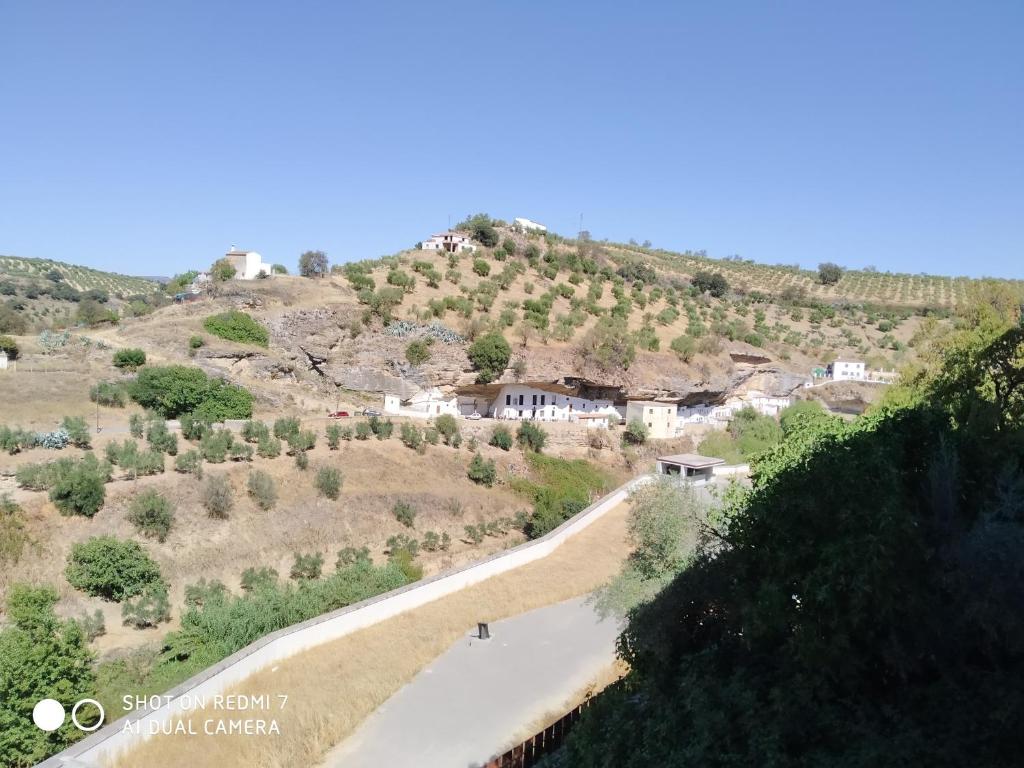 eine kurvenreiche Straße auf einem Hügel mit Häusern darauf in der Unterkunft Casa Los Caños de Setenil in Setenil de las Bodegas