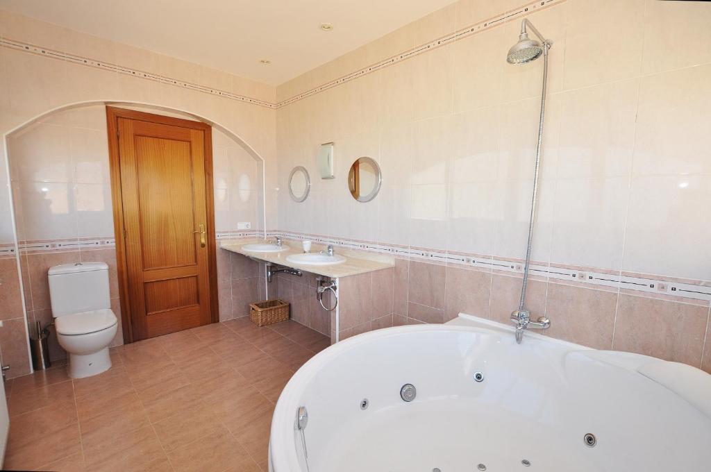 A bathroom at 1131 Can Isaac Anglaterra - Apivend Immo