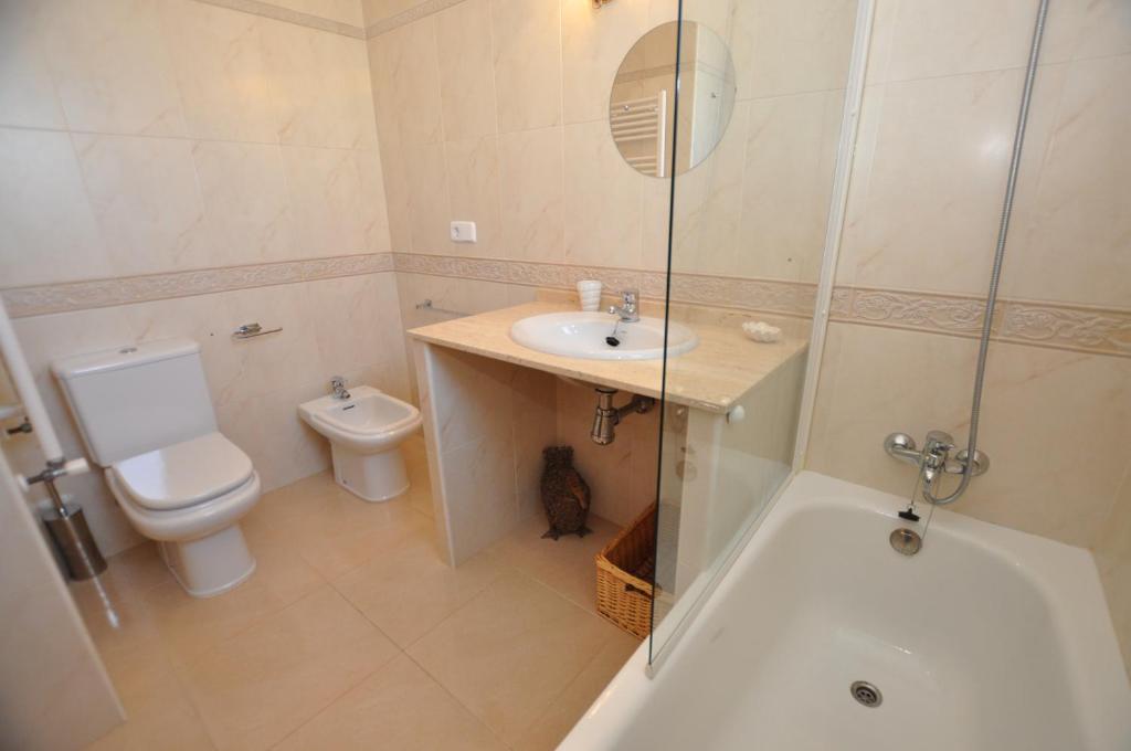 A bathroom at 1131 Can Isaac Anglaterra - Apivend Immo