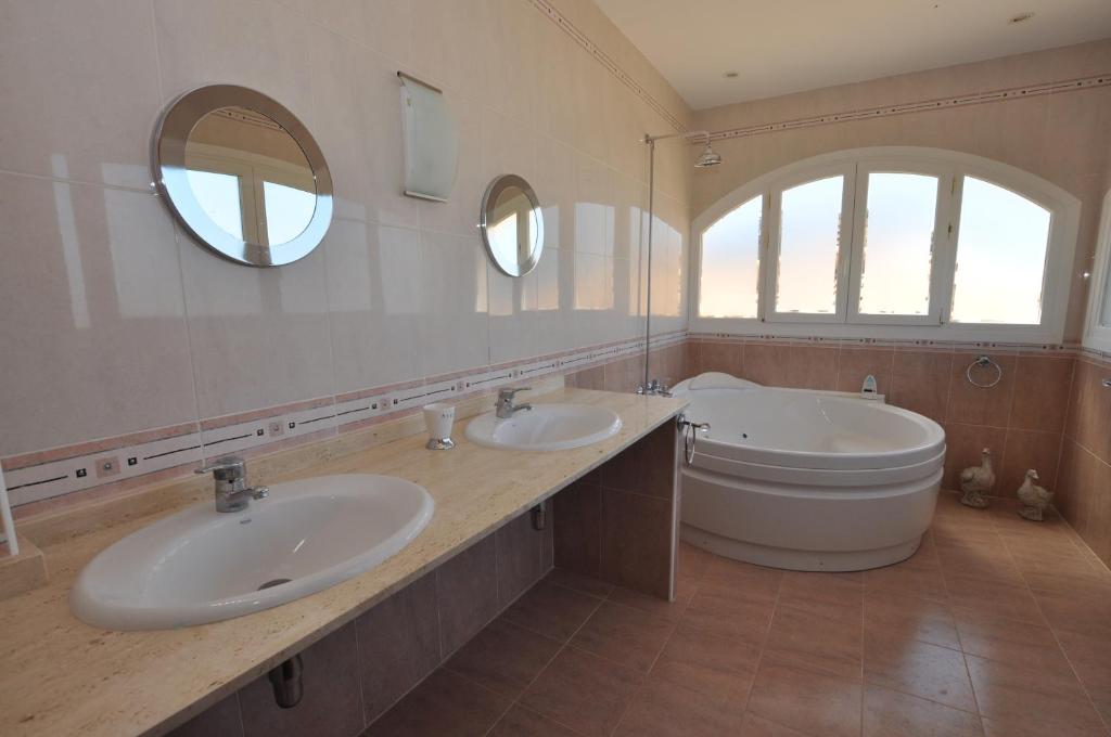 A bathroom at 1131 Can Isaac Anglaterra - Apivend Immo