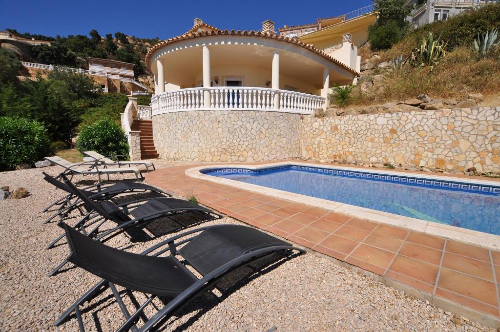 The swimming pool at or close to 1131 Can Isaac Anglaterra - Apivend Immo
