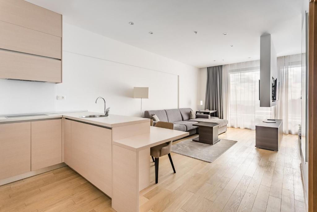 O bucătărie sau chicinetă la Apartments LORA in Apart-hotel