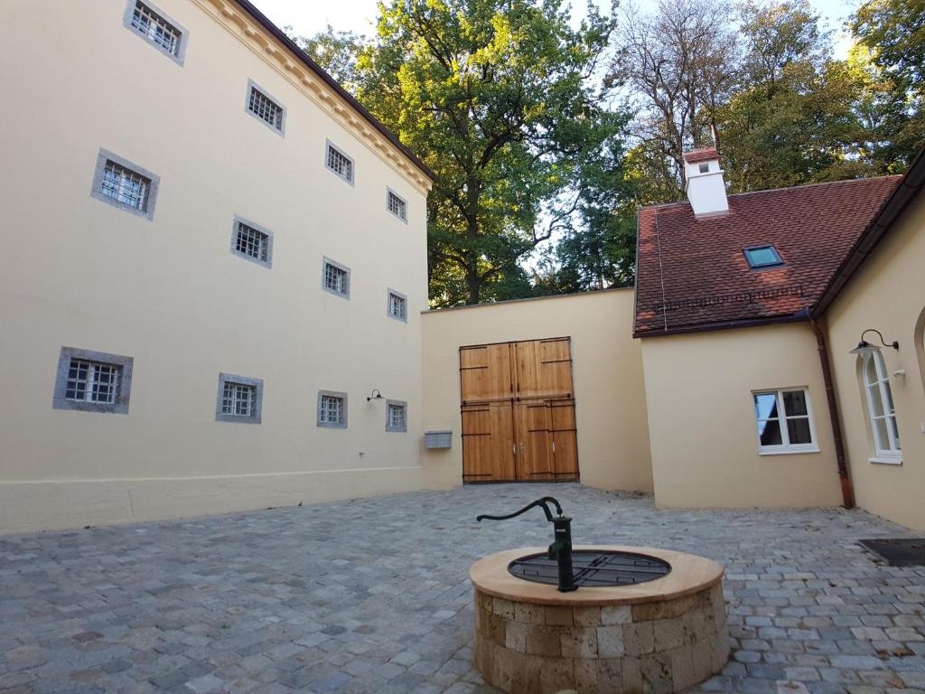 einen Innenhof mit einem Brunnen vor einem Gebäude in der Unterkunft Stadthotel - Das alte Gefängnis in Braunau am Inn