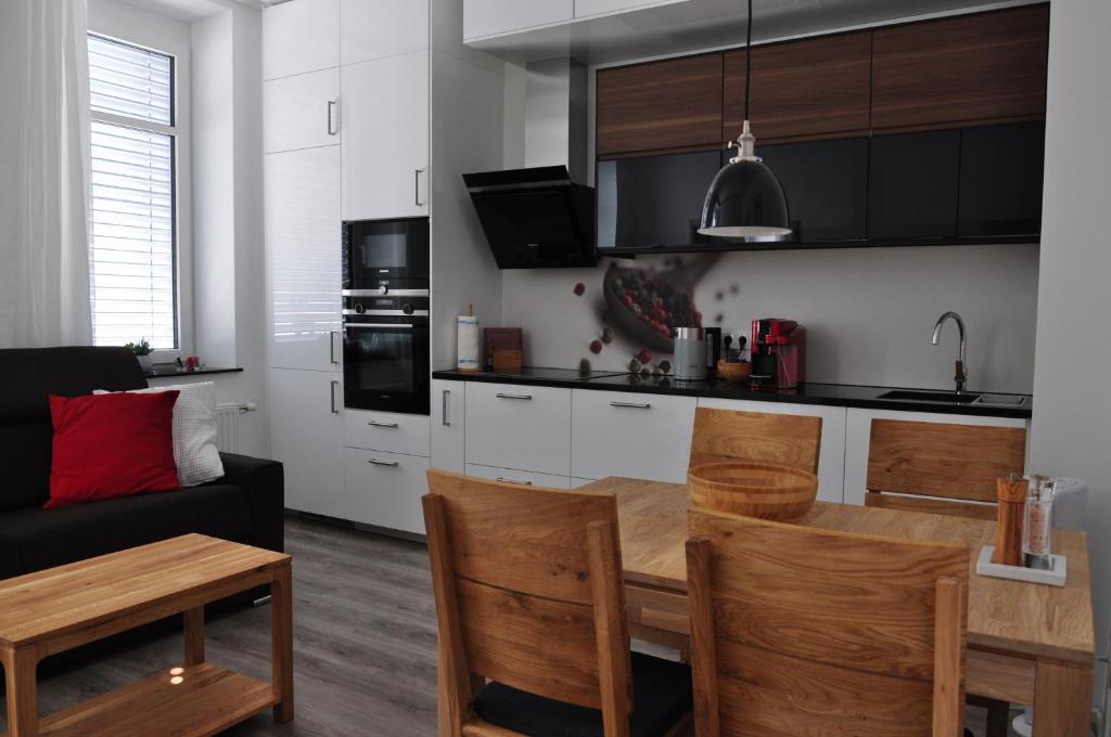 a kitchen and living room with a table and chairs at Apartman Benjo in Hermagor