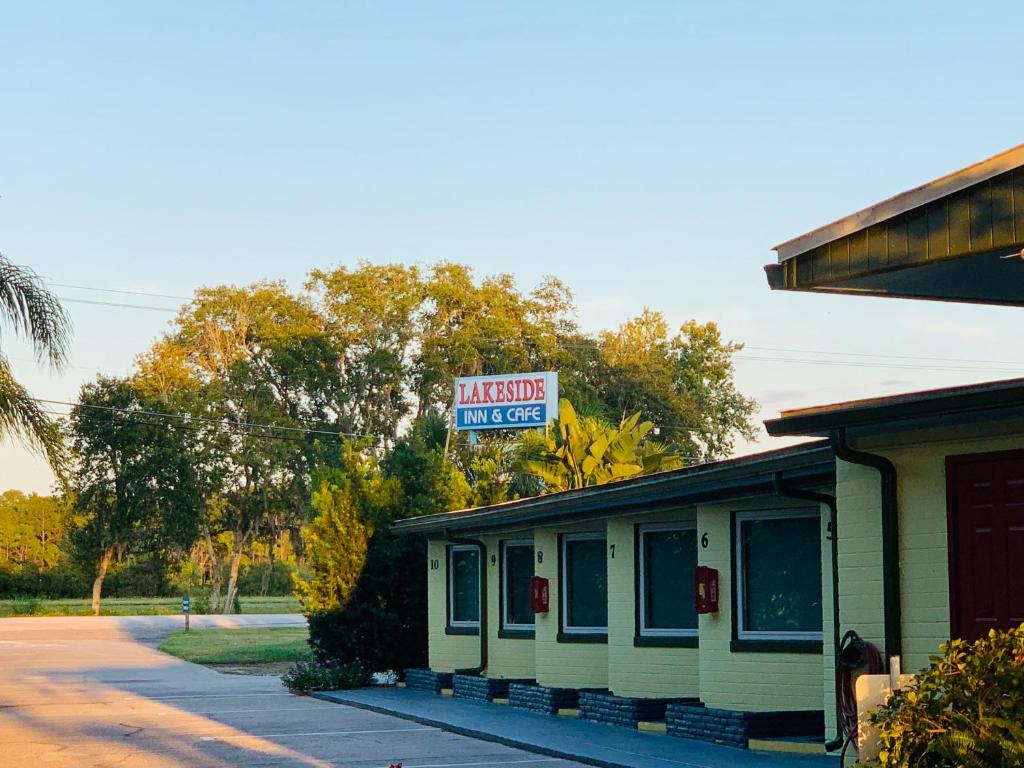 un edificio con un cartel que lee el motel Knights en Lakeside Inn and Cafe, en Saint Cloud