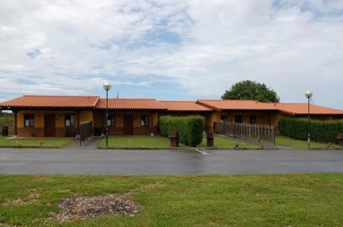 ein Gebäude mit einem Parkplatz davor in der Unterkunft Apartamentos Rurales La Regatina in Lamuño