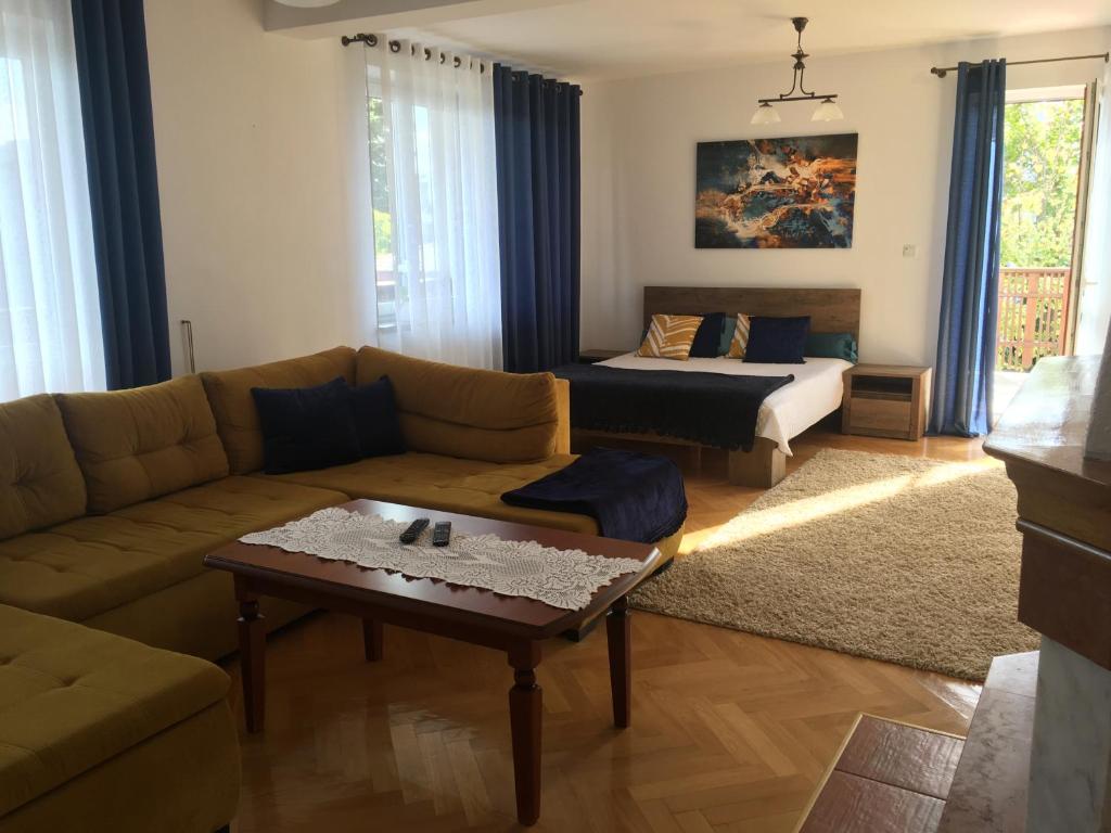 Relaxo Home في Skała: غرفة معيشة مع أريكة وطاولة قهوة