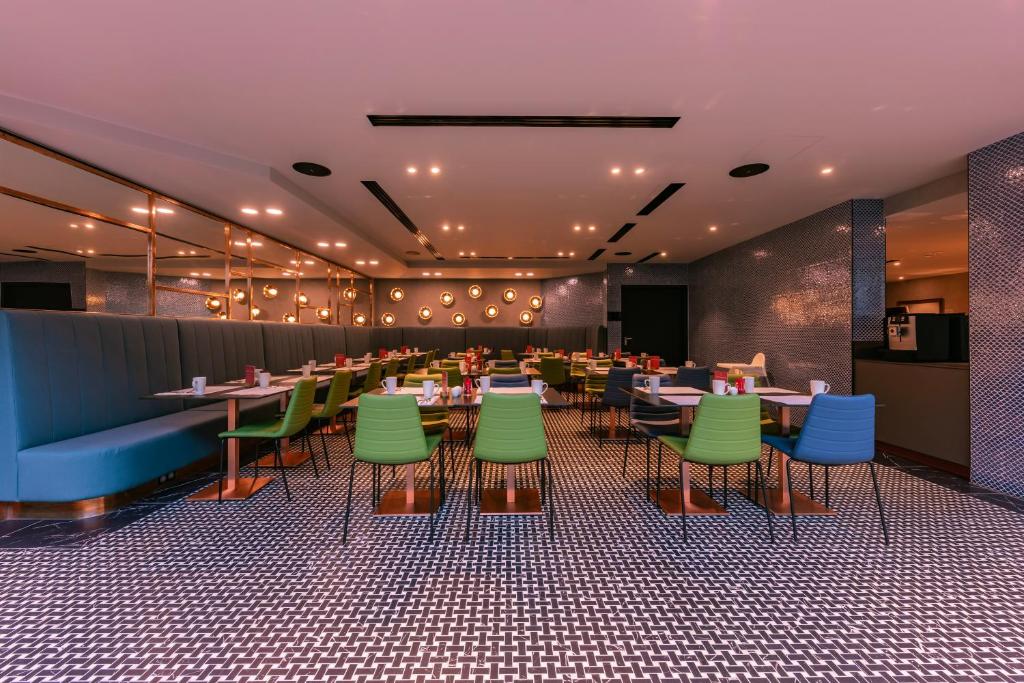 A restaurant or other place to eat at Barceló Budapest