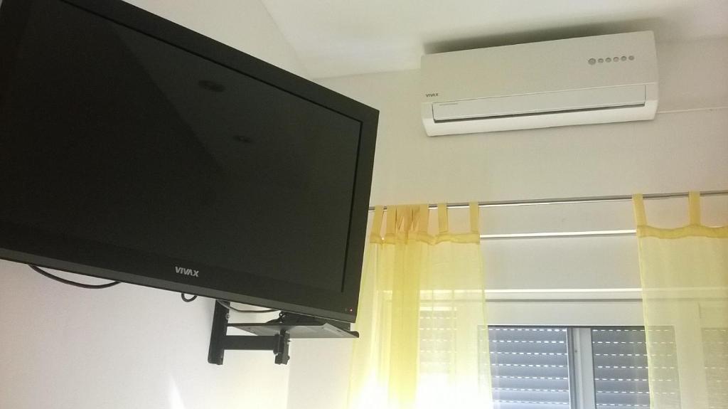 Televízia a/alebo spoločenská miestnosť v ubytovaní Apartman Renata