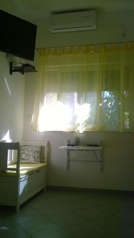 Televízia a/alebo spoločenská miestnosť v ubytovaní Apartman Renata