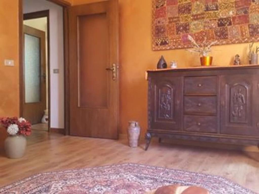 Habitación con vestidor, puerta y alfombra. en CASA ALESSANDRA en Chiuro