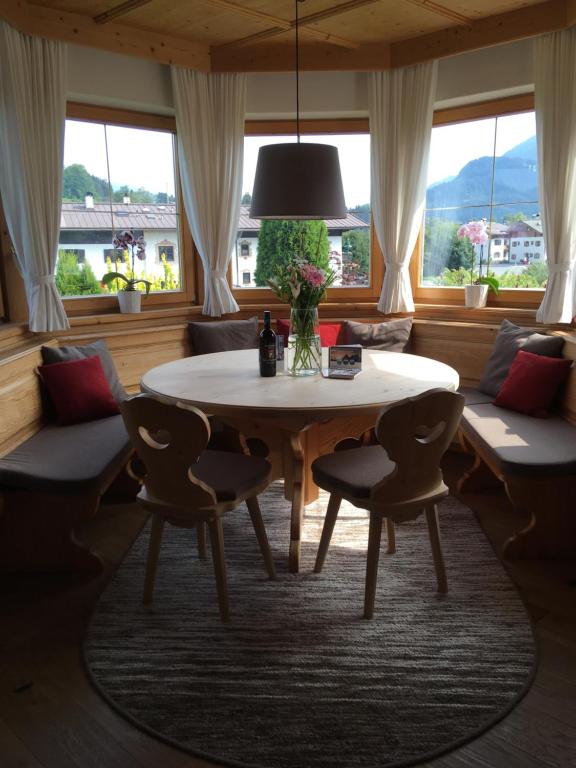 Posezení v ubytování Apartment Hahnenkammblick