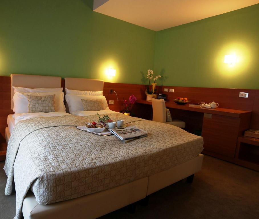 Postel nebo postele na pokoji v ubytování My Kosher Hotel