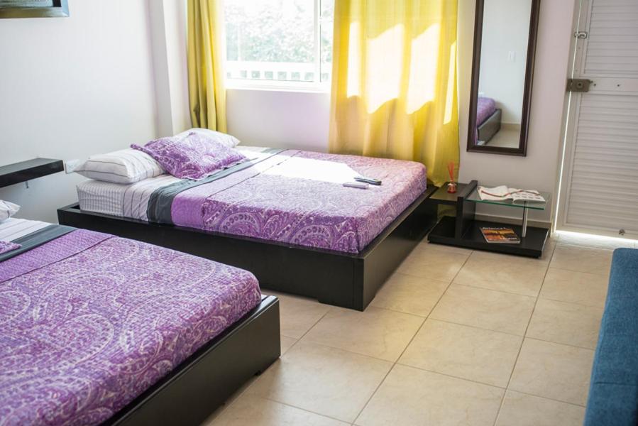Postel nebo postele na pokoji v ubytování Caribbean Island Hotel