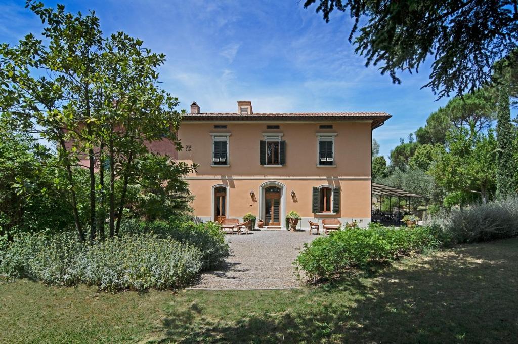 Una casa grande con un jardín enfrente. en Villa Sestilia Guest House, en Montaione
