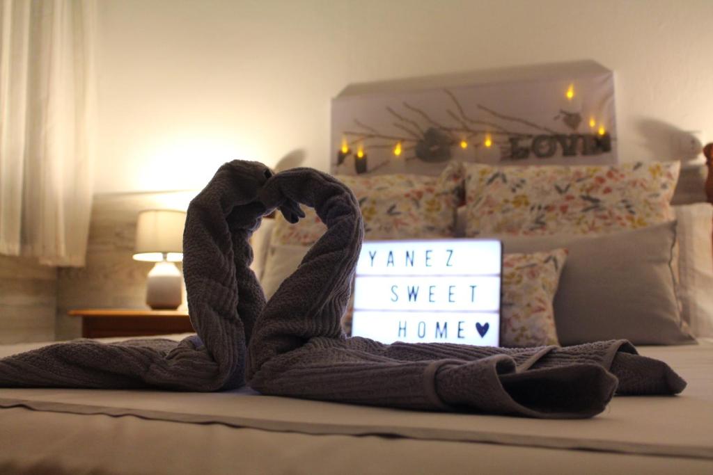 Una toalla con forma de corazón sentada en una cama en Yanez Sweet Home Valsequillo de GC, en Valsequillo