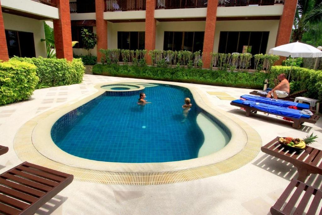 Bazén v ubytování Sun Hill Hotel Patong nebo v jeho okolí