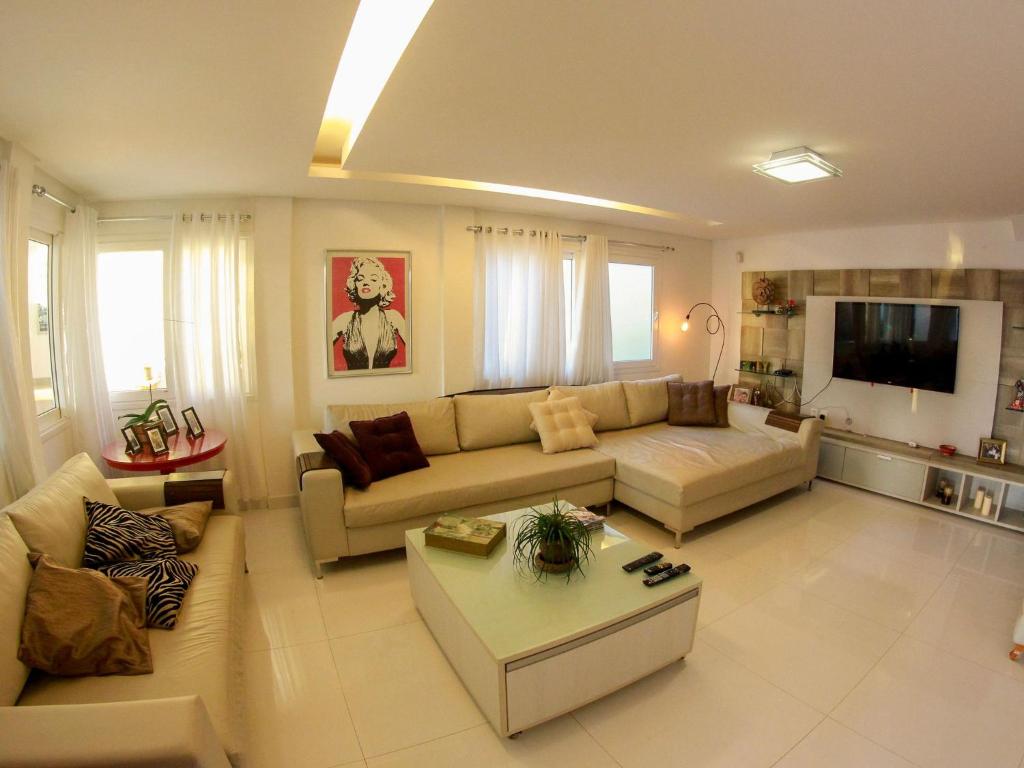  Mansão Luxuosa com Sete Quartos à Poucos Metros da Praia de Geribá
