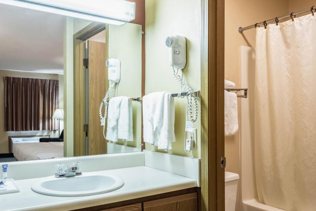 Americas Best Value Inn St. Marys - King Room - No Fumador