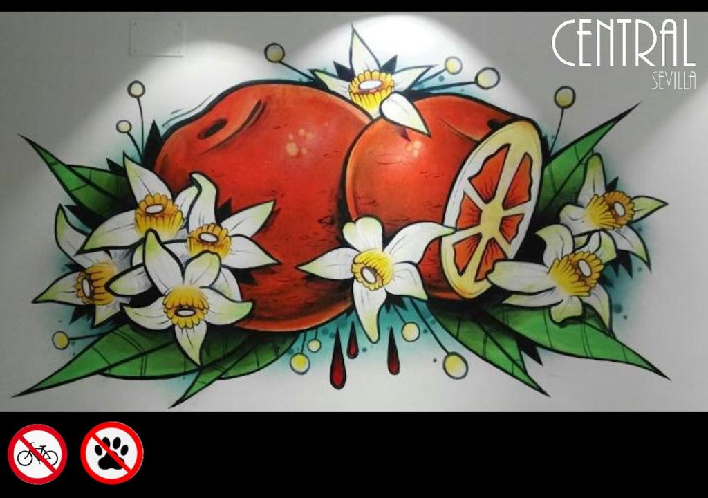 una pintura de dos manzanas y flores en una pared en Hostel Central Sevilla, en Sevilla