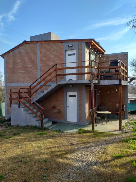 una casa con una escalera de caracol en el lateral. en Kleine Häuser Apart Cabañas VGB-Córdoba en Villa General Belgrano