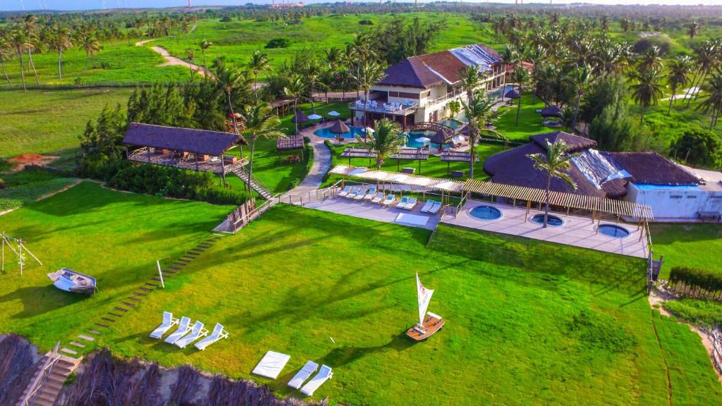 an aerial view of a house with a large yard at Hotel Casa do Mar in Icapuí